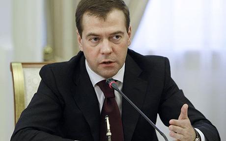 Медведев призвал запретить бумажный документооборот